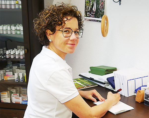 Kristin Sternkopf, Heilpraktikerin in ihrer Praxis in der Chemnitzer Innenstadt