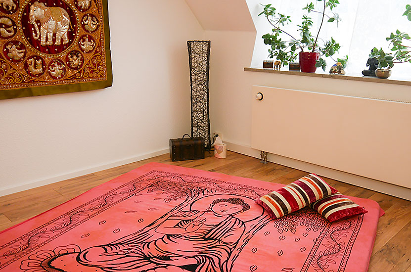 Massage-Raum Ruhe und Entspannung im Massage-Raum in der Naturheilpraxis von Kristin Sternkopf in Chemnitz-Mitte