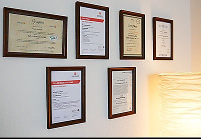 Offizielle Erlaubnis zur Ausübung der Heilkunde und Berechtigung, die Bezeichnung Heilpraktiker zu nutzen. Urkunde vom 7.8.2006. Sowie weitere Urkunden und Zertifikate, z.B. für Osteobalance und Homöopathie, von der Heilpraktikerschule Mehner & Bußhardt
