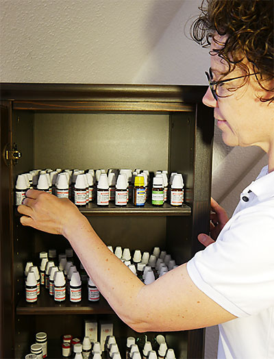 Heilpraktikerin Kristin Sternkopf wählt ein homöopathisches Mittel für eine Patientin aus